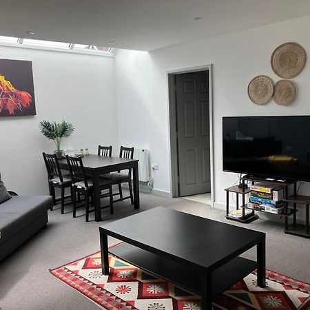 Lancing Apartments - Spacious 2 Bed - Sleeps 6 - Burnham Village スラウ エクステリア 写真
