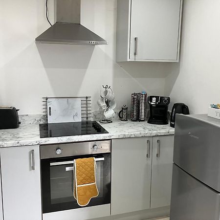 Lancing Apartments - Spacious 2 Bed - Sleeps 6 - Burnham Village スラウ エクステリア 写真