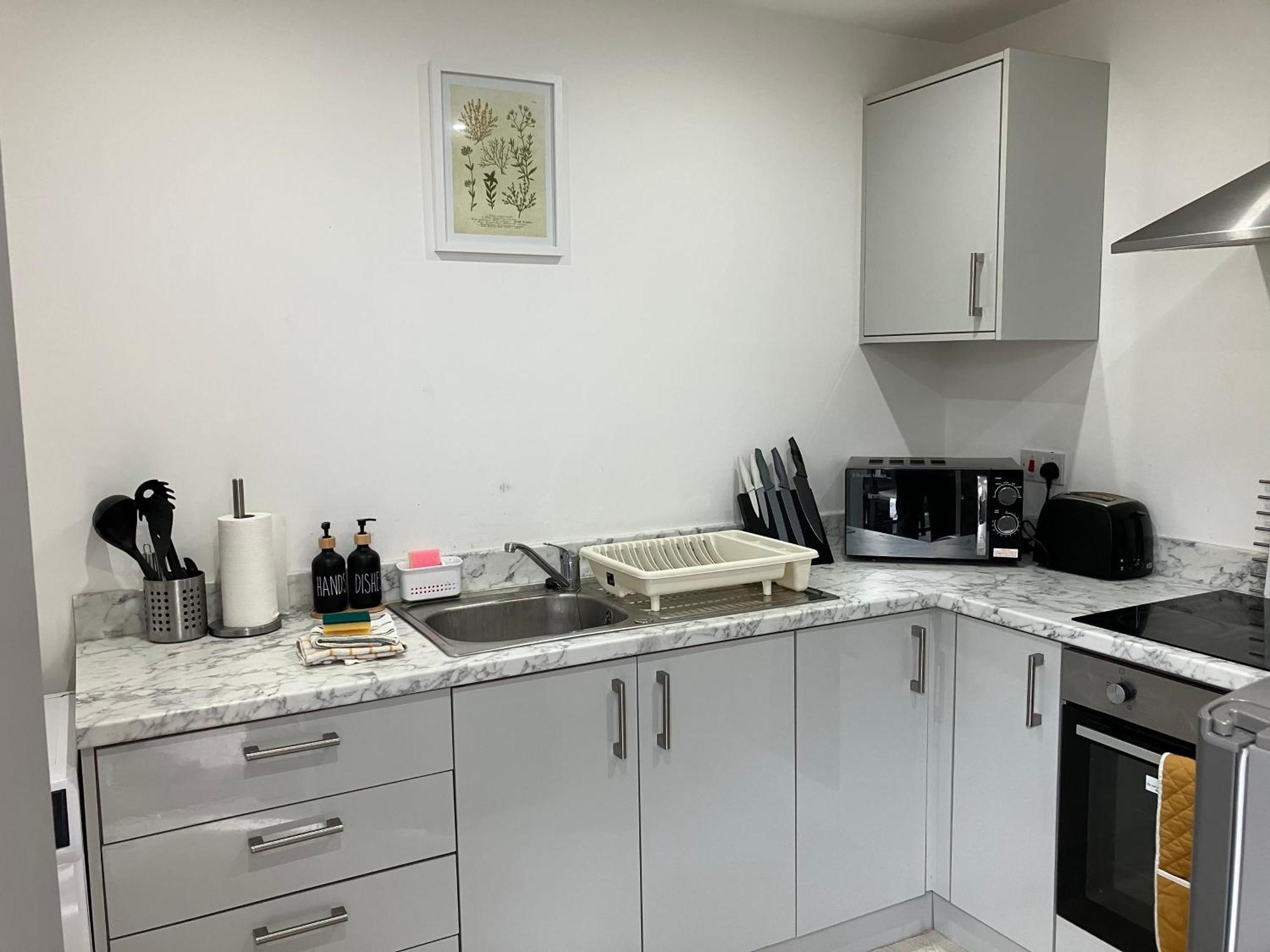Lancing Apartments - Spacious 2 Bed - Sleeps 6 - Burnham Village スラウ エクステリア 写真