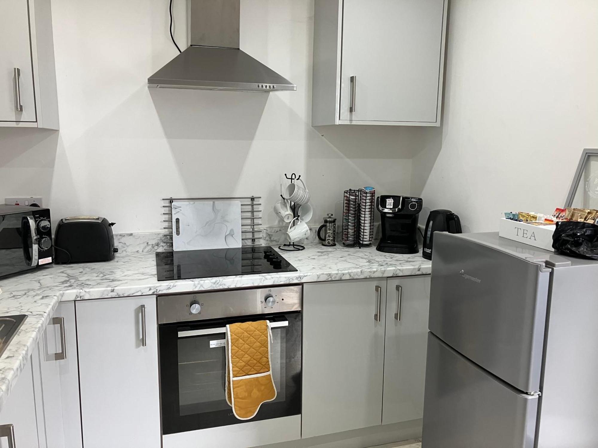 Lancing Apartments - Spacious 2 Bed - Sleeps 6 - Burnham Village スラウ エクステリア 写真